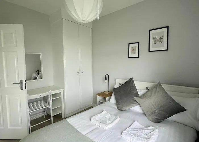 Modern And Spacious Apt5 Sleeps 6 Free Parking *