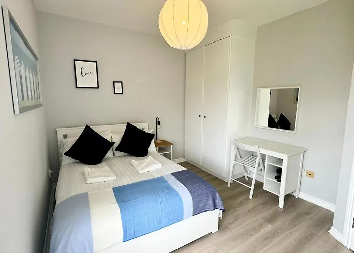 Daire Modern And Spacious Apt5 Sleeps 6 Free Parking Galway
