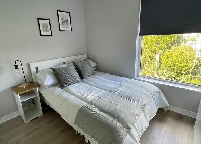 Modern And Spacious Apt5 Sleeps 6 Free Parking *