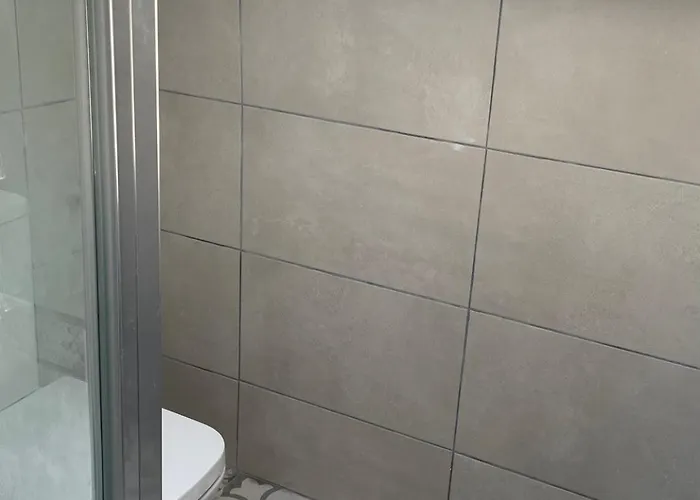 Modern And Spacious Apt5 Sleeps 6 Free Parking Daire *