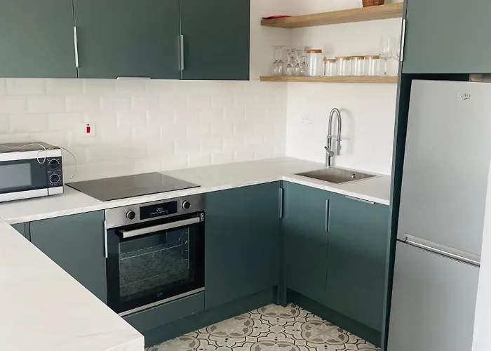 Modern And Spacious Apt5 Sleeps 6 Free Parking *