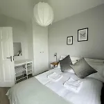 Modern And Spacious Apt5 Sleeps 6 Free Parking *