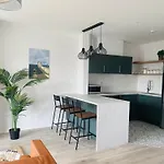 Modern And Spacious Apt5 Sleeps 6 Free Parking *